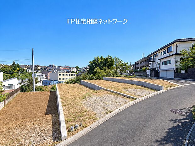 【前面道路含む現地写真】青空が広がる開放的な住宅街に、スタイリッシュな2階建てデザイナーズ住宅が誕生。洗練されたデザインと快適な住空間を兼ね備えた、こだわりの住まいです。