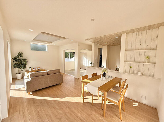 【リビング　(1)号棟　】LDKから続く和室。赤ちゃんのお昼寝やお子様の遊び場にぴったり。※家具はイメージです。家具付き販売ではございません。