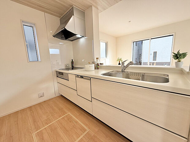 【キッチン　(1)号棟　2025年11月撮影】※家具はイメージです。家具付き販売ではございません。