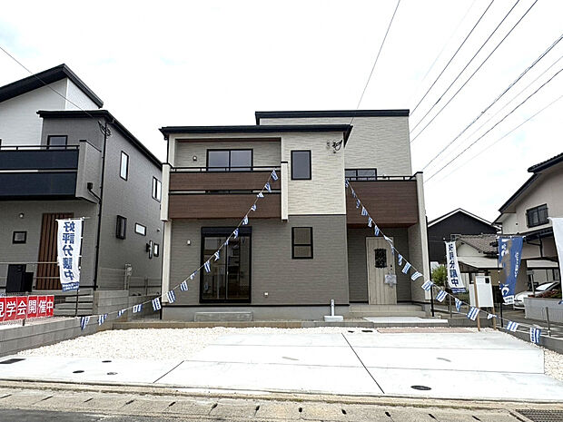 【外観　左:(1)号棟　右:(2)号棟】落ち着いた色合いでまとめた上品な外観。家族の毎日を優しく包み込みます。