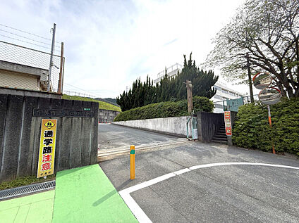 宇美町立原田小学校 813m