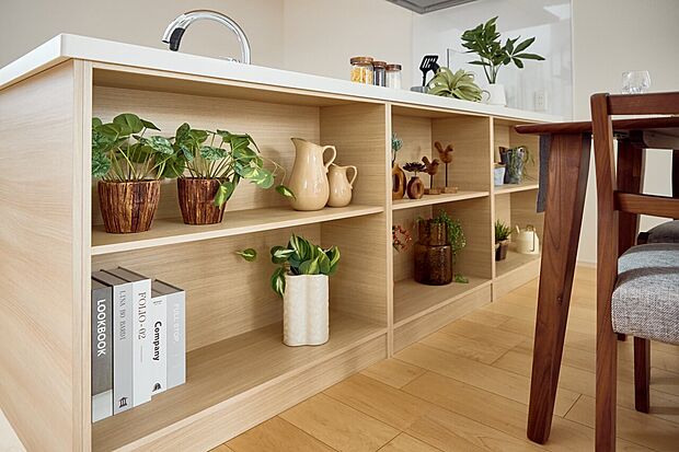 キッチン前面には、雑誌やレシプブックがしまえるニッチを設置。（5号棟）