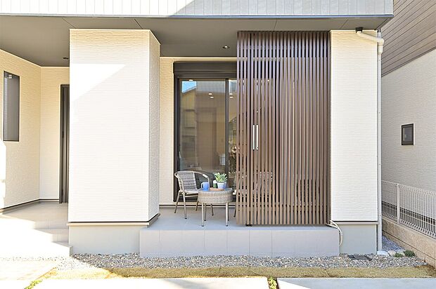 住まいの中心に設けたテラスが、室内と庭を緩やかにつなぎます。大きな開口部から光と風を招き入れ、LDKと一体となった広がりを形成。※建築事例のため対象物件とはレイアウトに差異があります。