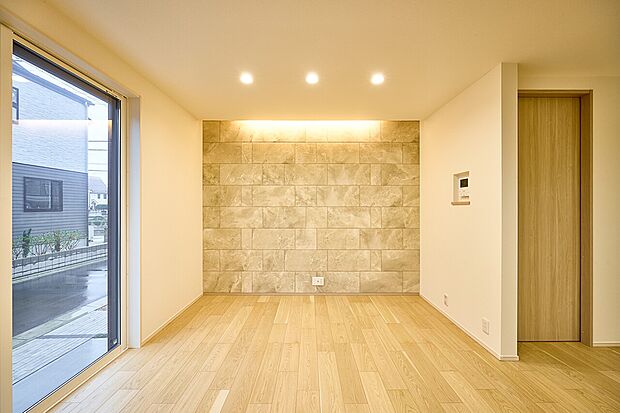 【リビング】【アクセントウォール・間接照明】深みのある素材に柔らかな光が陰影を添え、上質さを演出。(2号棟)