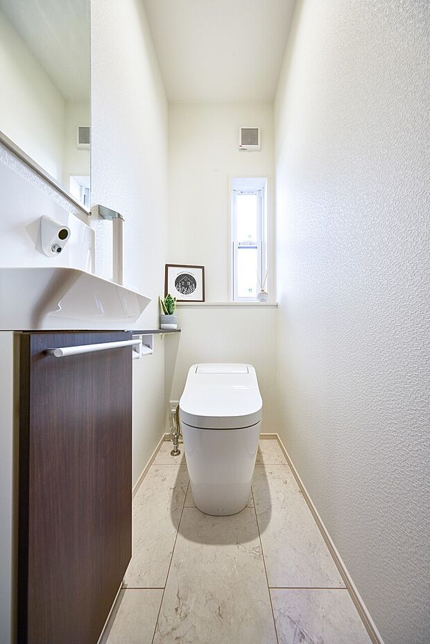 【その他画像】【全自動おそうじトイレアラウーノ】と手洗いキャビネットを採用。流すたびに“泡”でおそうじします。1F手洗いキャビネットはタッチレス水栓。※画像はイメージです。実際の商品とはデザイン・仕様が一部異なりま