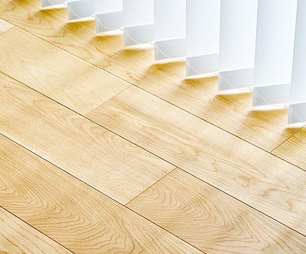 【天然木突き板床材】【天然木突き板床材】自然がつくりだす木肌や木目の味わいをマットな質感で表現した、天然木突き板フローリングを採用。抗ウイルス・抗菌性能を備え、上質な日常を演出します。※設置箇所は分譲地により異なります