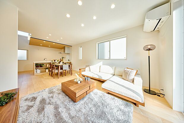 【リビング】リビングダイニングキッチンが一直線に並んだ見晴らし良い間取り。南側の掃き出し窓と東側の窓から明るい陽光が入ります。（5号棟）