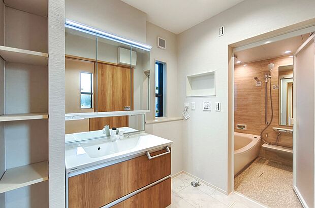 【洗面台・洗面所】ゆとりの広さの洗面室。鏡裏収納付3面鏡型の独立洗面化粧台は、広めで使いやすくお手入れもラクラク。(5号棟)