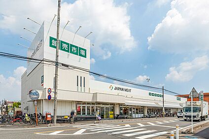 ジャパンミート卸売市場鳩ヶ谷店 690m