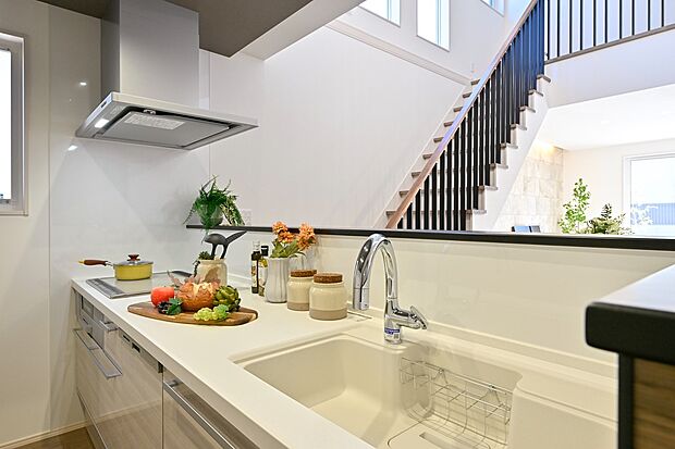 【タッチレス浄水栓・人大シンク】【タッチレス浄水栓】腕を高く持ち上げず吐水止水が可能な側面センサーを採用。【人大シンク】耐久性に優れた、美しくなめらかな質感の人工大理石。(1号棟)