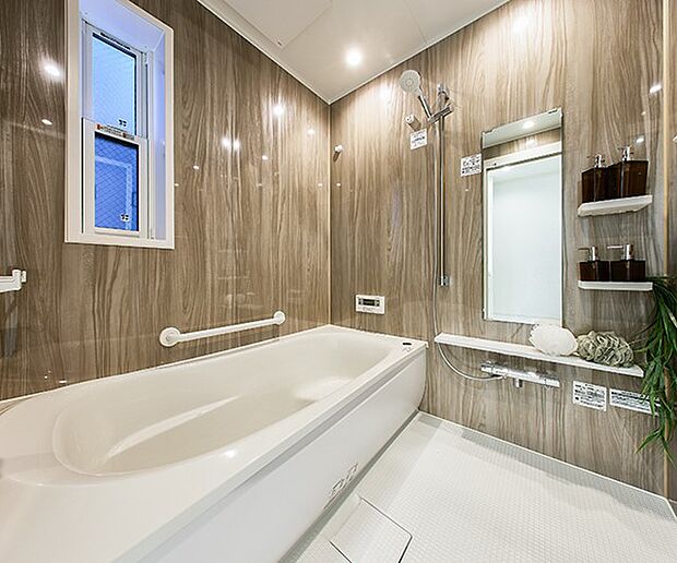 【【TOTO】システムバスルーム】【ゆるリラ浴槽】頭と首をしっかり支え、背中を包み込み身体にかかる圧力が分散され、自然とリラックスする姿勢になれます。4面デザインの美しい壁面とダウンライトが上質な空間を創出。