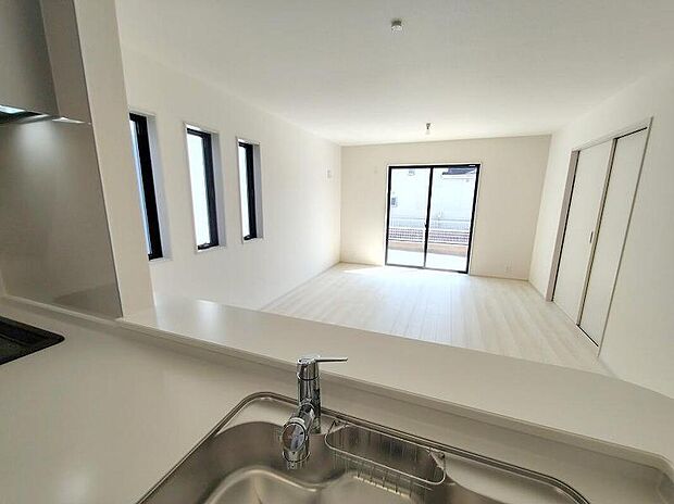 キッチンスペースは家族で作業が出来るよう広めにとりました。みんなで楽しくお料理をすれば、より美味しい食事が創れそうです。そしてお料理好きなお子様が育つかも、もちろん片付けもみんなでできます。