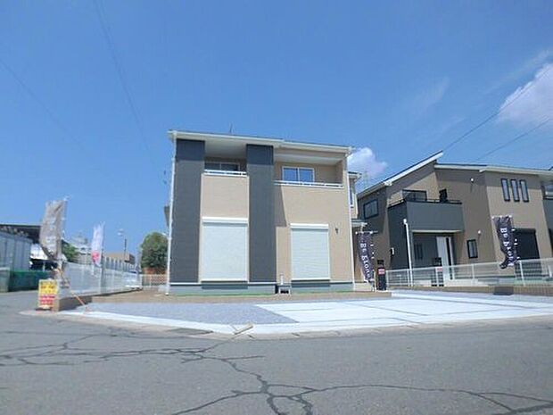 【類似外観同仕様】開口部の設置位置や建具の形状、および細部の意匠が異なります。詳細については平面図をご参照ください。