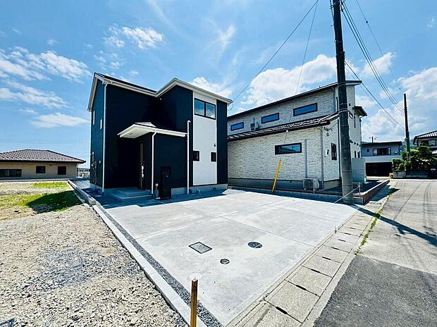 お車はゆとりをもって並列2台停めていただます。お出かけの際に誰かに頼んで前の車をどかしたり、1台の停め方によってはもう一台の駐車が難しかったり、そんなストレスとは無縁の広さがあり、楽々停められます。