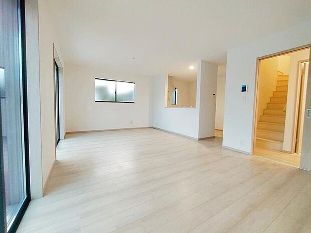 対面キッチン前の空間を広めにとっておりますので、ダイニングテーブルを置いてご家族皆様で食卓を囲ってもらっても充分なスペースがございます。家族で楽しいお食事のお時間をお過ごしください。