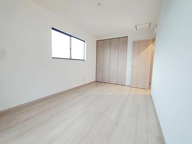 2面採光の洋室です。窓からの眺望もよくなり視界が広いので、部屋にいても飽きません、そしてもちろん大切なのは明るさと風通し、明るい日差しと心地よい風で自分のお部屋でくつろげる贅沢をご提供します。