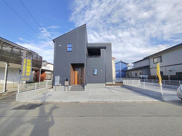 堂々完成いたしました。敷地の間口が広く建物も大きいので、まさしく堂々建っているという印象を受ける新築が完成いたしました。お客様の大切なお城として自慢していただける一軒です。