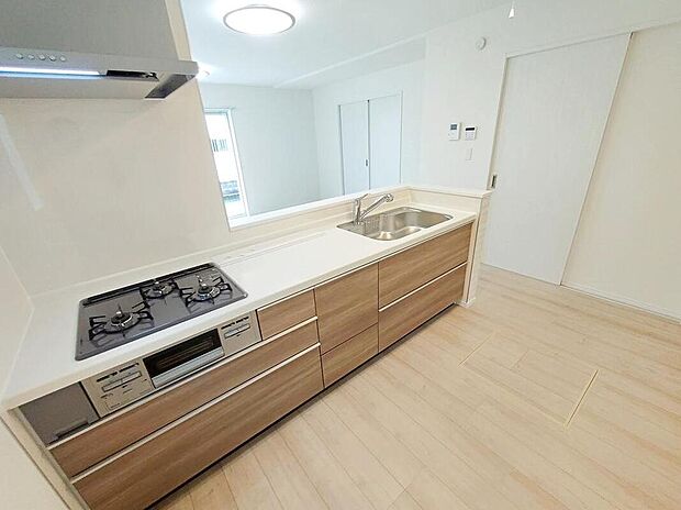 キッチンからリビングを見渡せますので、お料理やお片付け中もご家族のコミュニケーションをお取りいただけます。そしてキッチン自体も明るくなりますし、風も抜けますので衛生面で見ても安心いただける作りです。