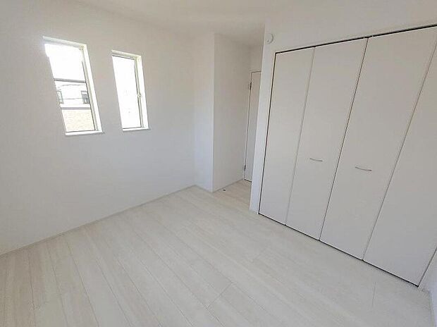 2面採光の洋室です。窓からの眺望もよくなり視界が広いので、部屋にいても飽きません、そしてもちろん大切なのは明るさと風通し、明るい日差しと心地よい風で自分のお部屋でくつろげる贅沢をご提供します。