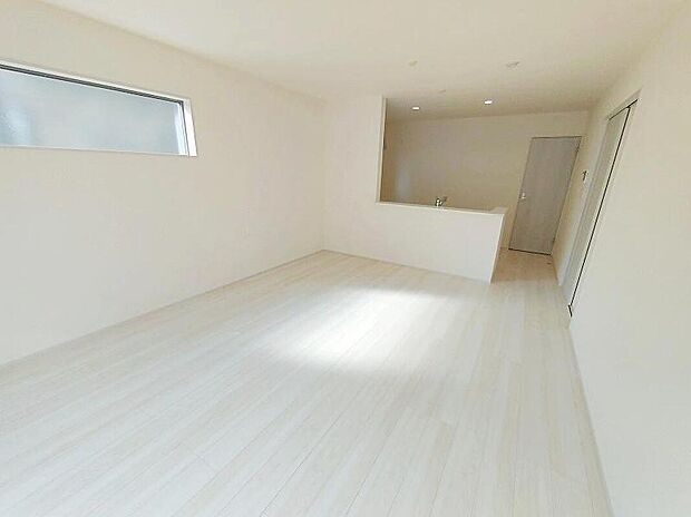 広々としたリビングは南側に設けた掃き出し窓からたくさんの陽光を取り入れてくれます。家族が集まる空間ですからやはり明るさと、暖かさは大切です。広さがありますので家具の配置に悩まなくて済むのも良いです。