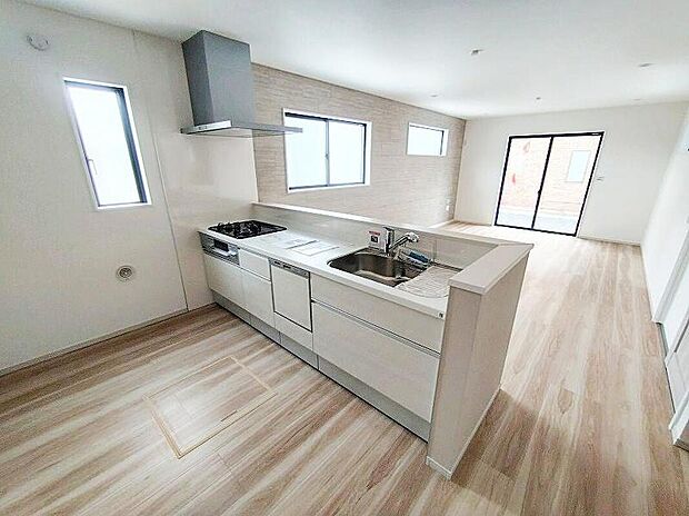 キッチンスペースは家族で作業が出来るよう広めにとりました。みんなで楽しくお料理をすれば、より美味しい食事が創れそうです。そしてお料理好きなお子様が育つかも、もちろん片付けもみんなでできます。