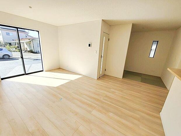 広々としたリビングは南側に設けた掃き出し窓からたくさんの陽光を取り入れてくれます。家族が集まる空間ですからやはり明るさと、暖かさは大切です。広さがありますので家具の配置に悩まなくて済むのも良いです。