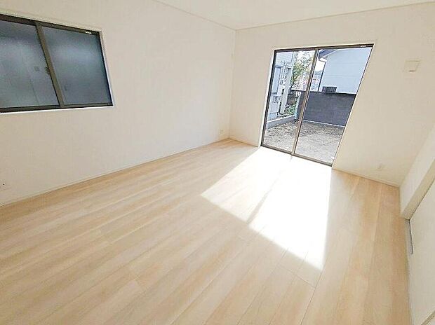 広々としたリビングは南側に設けた掃き出し窓からたくさんの陽光を取り入れてくれます。家族が集まる空間ですからやはり明るさと、暖かさは大切です。広さがありますので家具の配置に悩まなくて済むのも良いです。