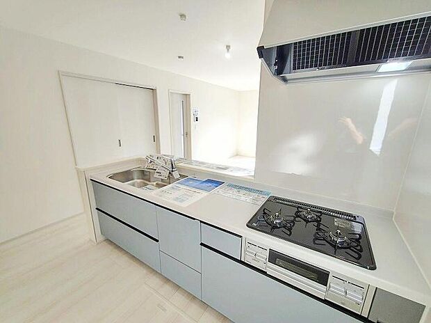 キッチンスペースは家族で作業が出来るよう広めにとりました。みんなで楽しくお料理をすれば、より美味しい食事が創れそうです。そしてお料理好きなお子様が育つかも、もちろん片付けもみんなでできます。