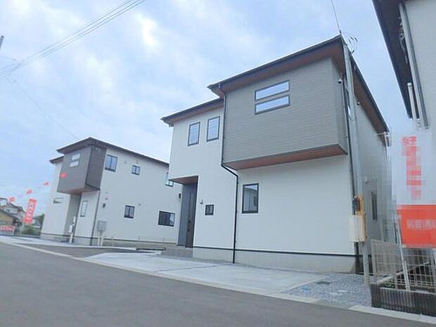 【類似外観同仕様】扉や窓の開口部の位置やデザインが異なります。建物のプレゼンテーションやモデルハウスのご案内も行っているので、お気軽にお問い合わせください。