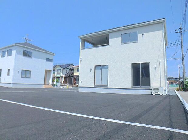 【類似外観同仕様】類似外観同仕様の物件になります。扉や窓の開口部の位置やデザインが異なります。建物のプレゼンテーションやモデルハウスのご案内も行っているので、お気軽にお問い合わせください。