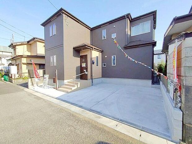 気持ちの良い青空に栄えるモダンな建物となっております。完全に完成いたしましたので、ご自由にお好きなだけご見学いただけます。この機会に飯田グループの建物の良さをぜひ見に来てください。