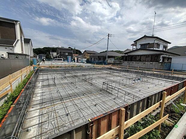 完成してからは見ることのできない、施工方法や構造をしっかりとご確認いただけるのが、建築中の住宅の大きなメリットです。専門知識を持ったスタッフがご説明させていただきます。お気軽にお問い合わせください。