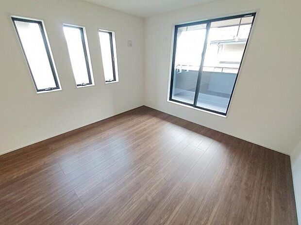 2面採光の洋室です。窓からの眺望もよくなり視界が広いので、部屋にいても飽きません、そしてもちろん大切なのは明るさと風通し、明るい日差しと心地よい風で自分のお部屋でくつろげる贅沢をご提供します。