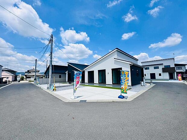 【類似外観同仕様】類似外観同仕様の物件になります。扉や窓の開口部の位置やデザインが異なります。新築ならではのきれいさはもちろん、暮らしやすさにもこだわった一戸建て!