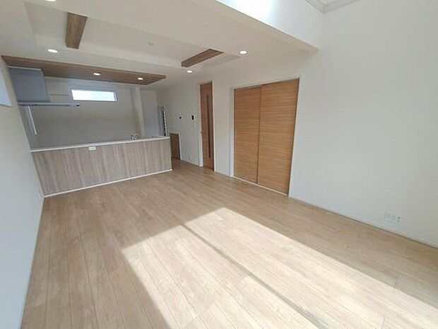 【リビング】全居室2面採光です。光を取り入れやすのはもちろんですが、建物全体の窓の数も増えておりますので、換気性能に優れた物件です。窓を開ければ家中を気持ちの良い風が通り抜け、いつもさわやかなお住まいとなります。