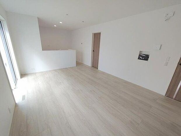 【 リビング】広々としたリビングは南側に設けた掃き出し窓からたくさんの陽光を取り入れてくれます。家族が集まる空間ですからやはり明るさと、暖かさは大切です。広さがありますので家具の配置に悩まなくて済むのも良いです。