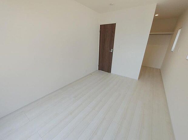 【リビング以外の居室】日当りの良さは写真でも充分に伝わるかと思いますが、開放感のある周囲にめぐまれたおかげで、風通しもとても良くなっております。ぜひ現地を見ていただき体感していただきたいポイントです。