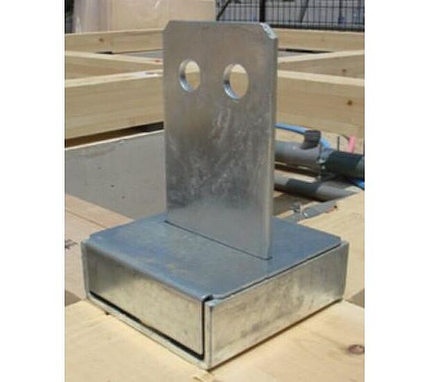 【TロックII】一般的に非常に高い性能を持つとされる、「ホールダウン金物(HD20)」の約2倍の強度を持つオリジナル金具「TロックII」により、柱抜けを防ぎ、柱の接合部を強固に固定しました。台風などの強風に耐える、頑強な構造を確保しました。