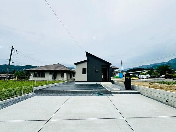 【現地外観写真】堂々完成いたしました。敷地の間口が広く建物も大きいので、まさしく堂々建っているという印象を受ける新築が完成いたしました。お客様の大切なお城として自慢していただける一軒です。