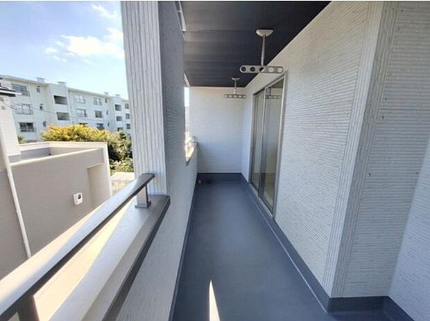 【バルコニー】南面に面したバルコニーはもちろん日当たり良好です。お洗濯物を干していただく際にも楽にできるように奥行きを広くお取りいたしました。明るく、暖かなゆとりあるスペースで快適に家事を行っていただけます。