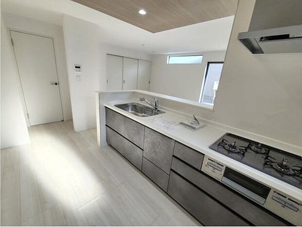 【キッチン】大容量のオールスライド式の収納を採用しております。奥までしっかりと収納として活用でき、取り出す時も手前の物をどかしたりする手間など掛かりません、キッチン周りをいつもスッキリにしておけます。