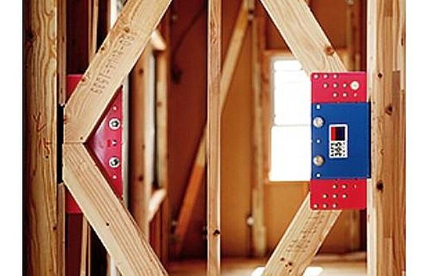 【 制震装置SAFE365】木造住宅の弱点は、ある程度の耐震構造を持っていても中規模地震（震度５弱程度）の揺れを繰り返し受けるとその耐震性能を弱めてしまうことにあります。住宅の持っている、もともとの耐震性能を維持していくために重要な役割を果たすのが制震装置です。共同開発の制震装置SAFE365は、粘弾性素材を活用したもの。この素材は高層ビルの制震装置にも使われており、優れた地震エネルギーの吸収を実現しております。