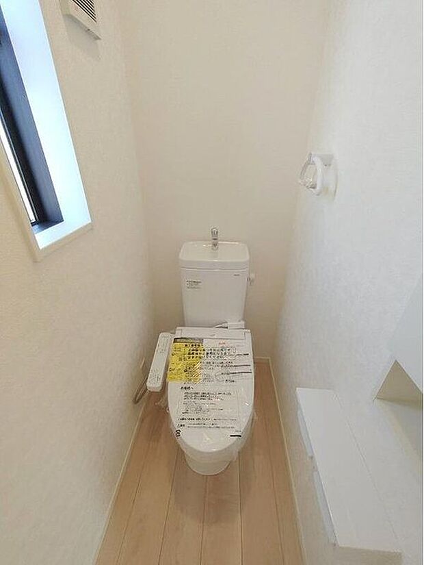 【トイレ】小窓で採光面と通気性を確保しておりますので、陽射し差し込む明るい空間で、いつもさわやかな状態を保っていただけます!トイレスペースが1階・2階にございますので、ゲスト用・家族用に分けることもできます。