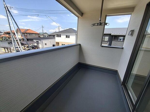 【バルコニー】この物件の魅力の一つです。南面にあるバルコニーはもちろん日当たり良好、だからこそ広くとり、洗濯物を干しやすくするとともに、日光浴にも遊び場にも使える空間を確保いたしました。
