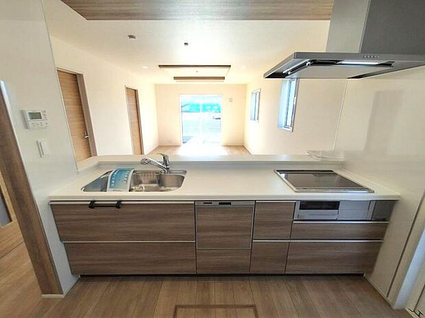 【キッチン】キッチンからリビングを見渡せますので、お料理やお片付け中もご家族のコミュニケーションをお取りいただけます。そしてキッチン自体も明るくなりますし、風も抜けますので衛生面で見ても安心いただける作りです。