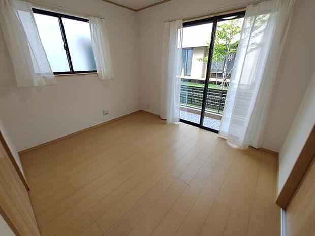 【リビング以外の居室】2面採光の洋室です。窓からの眺望もよくなり視界が広いので、部屋にいても飽きません、そしてもちろん大切なのは明るさと風通し、明るい日差しと心地よい風で自分のお部屋でくつろげる贅沢をご提供します。