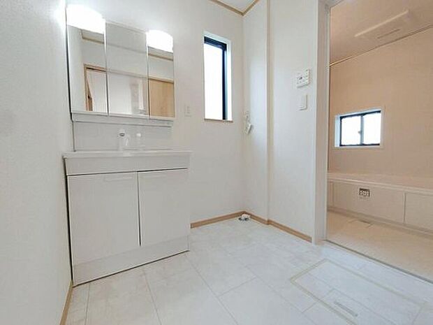 【洗面台・洗面所】合わせ鏡が可能な3面鏡です。朝の忙しい時間でもの身だしなみのチェックもここだけで完結できます。もちろん鏡の後ろは充分な収納力を持った収納となっており、視界に入る部分はスッキリと片付きます。