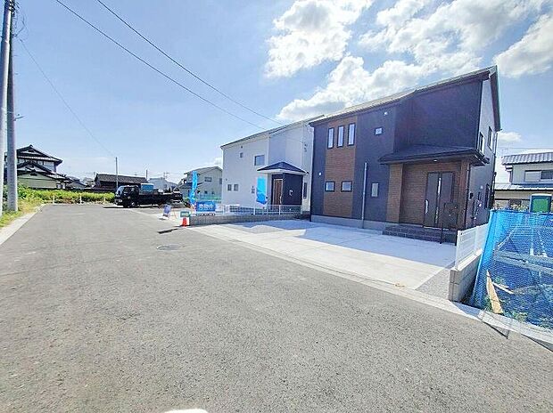 【前面道路含む現地写真】お車はゆとりをもって並列2~3台停めていただます。お出かけの際に誰かに頼んで前の車をどかしたり、1台の停め方によってはもう一台の駐車が難しかったり、そんなストレスとは無縁の広さがあります。