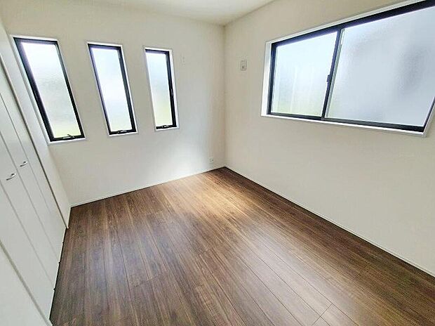 【リビング以外の居室】全居室2面採光です。光を取り入れやすのはもちろんですが、建物全体の窓の数も増えておりますので、換気性能に優れた物件です。窓を開ければ家中を気持ちの良い風が通り抜けます。