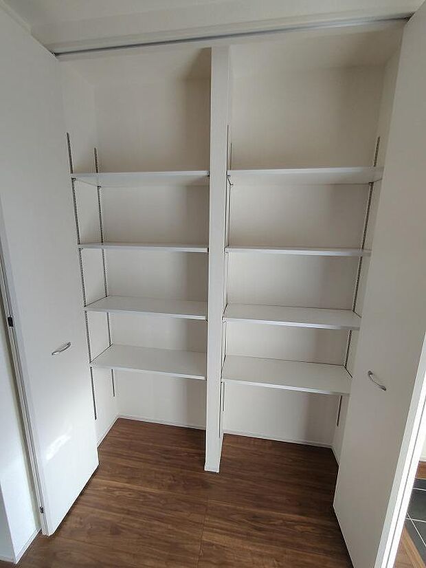 【収納】収納スペースは住宅を探す際には重要なポイントの一つだと思います。そのため少しでも空間が取れるところは可能な限り収納スペースとしたしました。居室をスッキリとお使いいただきたいお客様に大変喜ばれています。